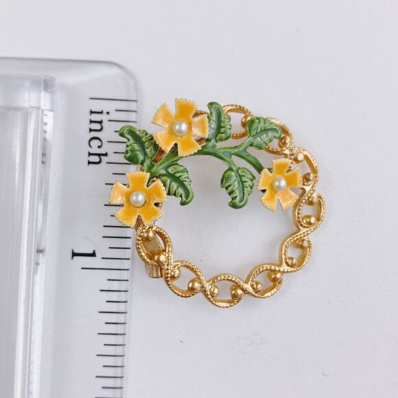 VTG Mid Century Enamel Floral Wreath Brooch Gold Tone Faux Pearl Articulated - Picture 7 of 10